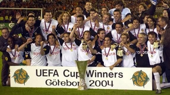 FutbolistasVCF's tweet photo. Tal día como hoy hace 22 años nuestro @valenciacf  lograba el título de la Copa de la UEFA al vencer por 2-0 al Olympique de Marsella en Goteborg consiguiendo así un doblete histórico.  ¡Qué recuerdos! 🦇⚪⚫ #amunt #orgullosos #valenciacf #llegendesdelsentiment https://t.co/rMZURjtqbY