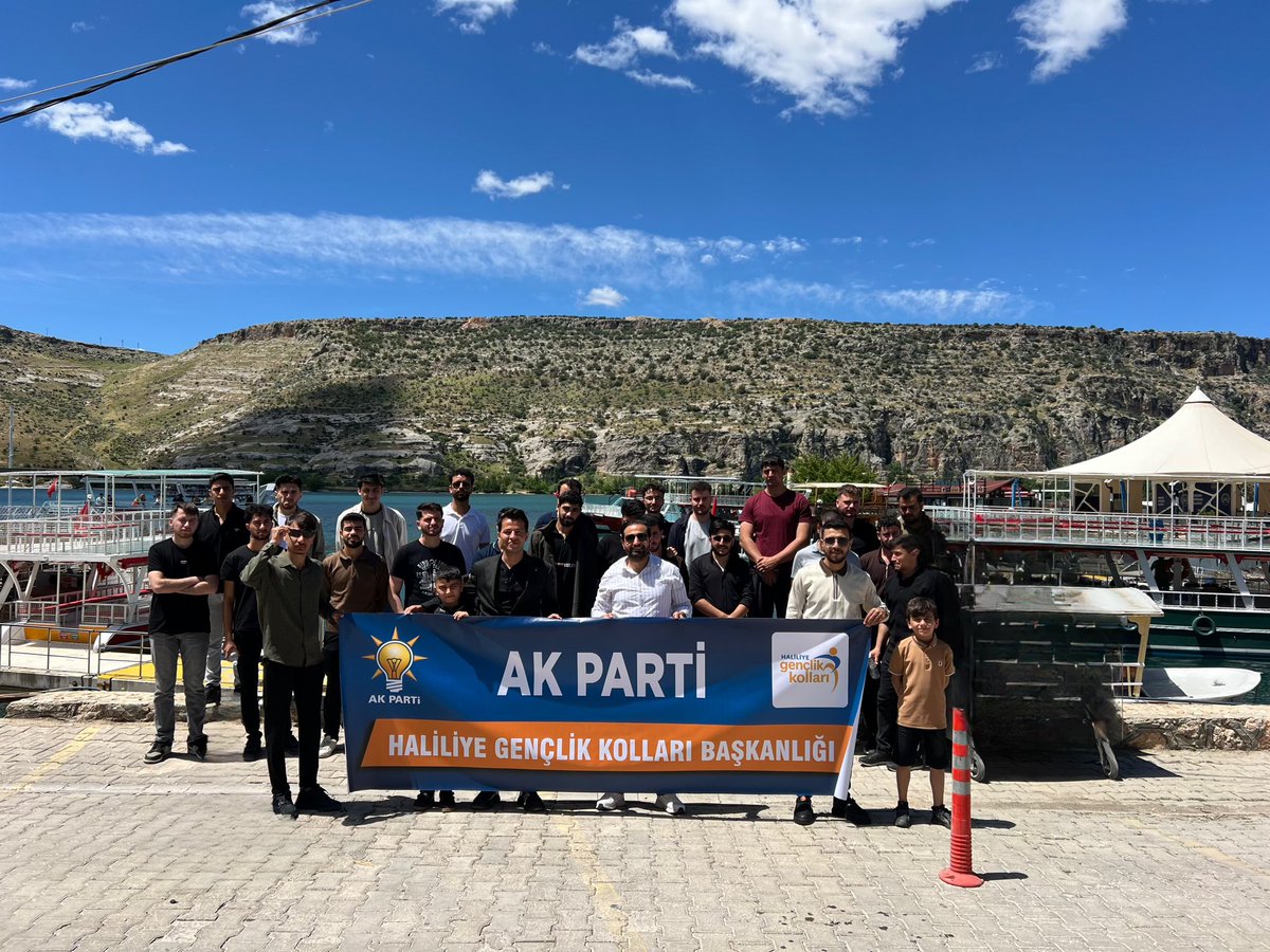 MDOGANSALAR_TR's tweet photo. AK Parti Haliliye Gençlik Kolları olarak, 19 Mayıs Gençlik ve Spor Bayramı vesilesiyle Mehmet Akif İnan Öğrenci Yurdu’ndaki öğrencilerimizle birlikte Halfeti gezisi gerçekleştirdik.

Gençliğin umuduyla büyüyen her adım, yarınlara bırakılan en güçlü mirastır diyerekten tüm gençlerimizin bayramını kutluyoruz.🇹🇷

@RTErdogan @avyusufibis @osmannazlier  @bybekirbozdag @ibrahimeyyupogl 
@milhamigunbegi @ferdisenel25 @furkankucukk_ @mbagmanci63 @fatmaocak0663 @AKGenclikGM @akgenchaliliyee 

#SevdamızŞanlıurfa #BizBirAileyiz  #akparti #türkiye #receptayyiperdoğan #RTE #MilletimizleNiyetimizBir 
#Şanlıurfa