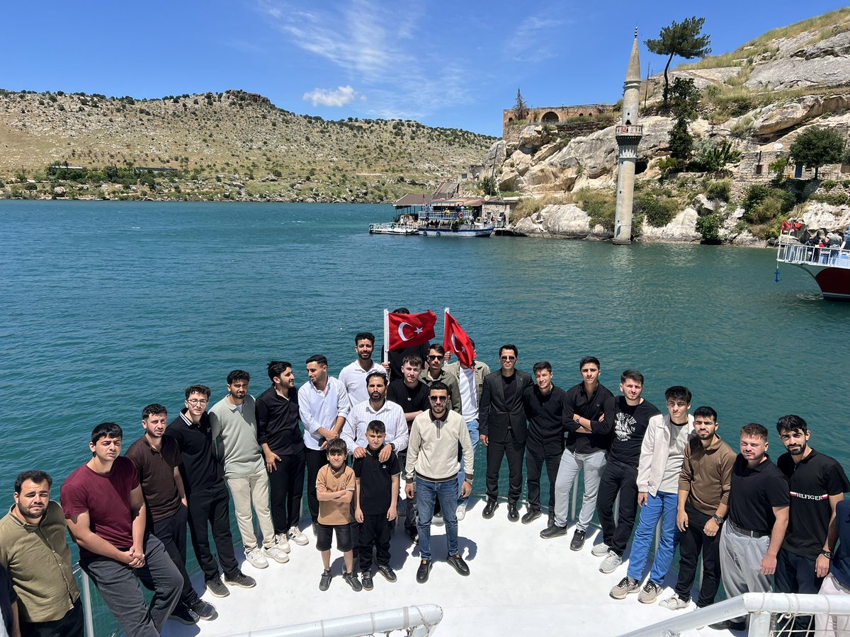 MDOGANSALAR_TR's tweet photo. AK Parti Haliliye Gençlik Kolları olarak, 19 Mayıs Gençlik ve Spor Bayramı vesilesiyle Mehmet Akif İnan Öğrenci Yurdu’ndaki öğrencilerimizle birlikte Halfeti gezisi gerçekleştirdik.

Gençliğin umuduyla büyüyen her adım, yarınlara bırakılan en güçlü mirastır diyerekten tüm gençlerimizin bayramını kutluyoruz.🇹🇷

@RTErdogan @avyusufibis @osmannazlier  @bybekirbozdag @ibrahimeyyupogl 
@milhamigunbegi @ferdisenel25 @furkankucukk_ @mbagmanci63 @fatmaocak0663 @AKGenclikGM @akgenchaliliyee 

#SevdamızŞanlıurfa #BizBirAileyiz  #akparti #türkiye #receptayyiperdoğan #RTE #MilletimizleNiyetimizBir 
#Şanlıurfa