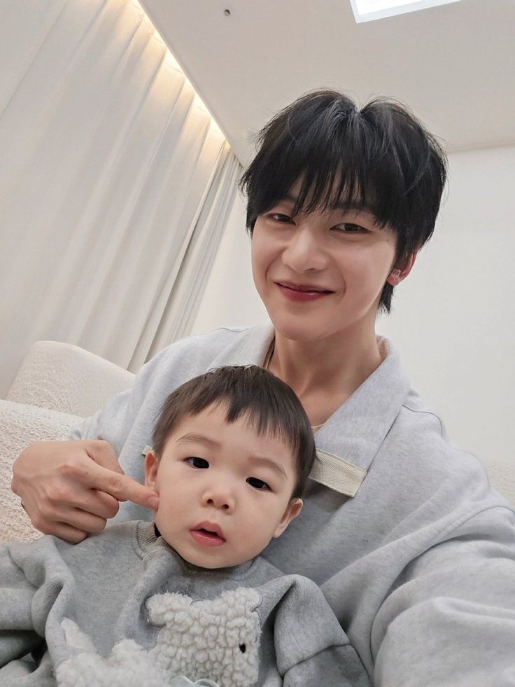 rainyhihu's tweet photo. this is like when u send ur spouse a picture of you at home with ur child whenever they are at work UYWGGWJ2IDNWKW GEONMAET AS PARENTS UUUUWGHNNGHHHGEHWUIIUDJIE https://t.co/JrpMyooinn