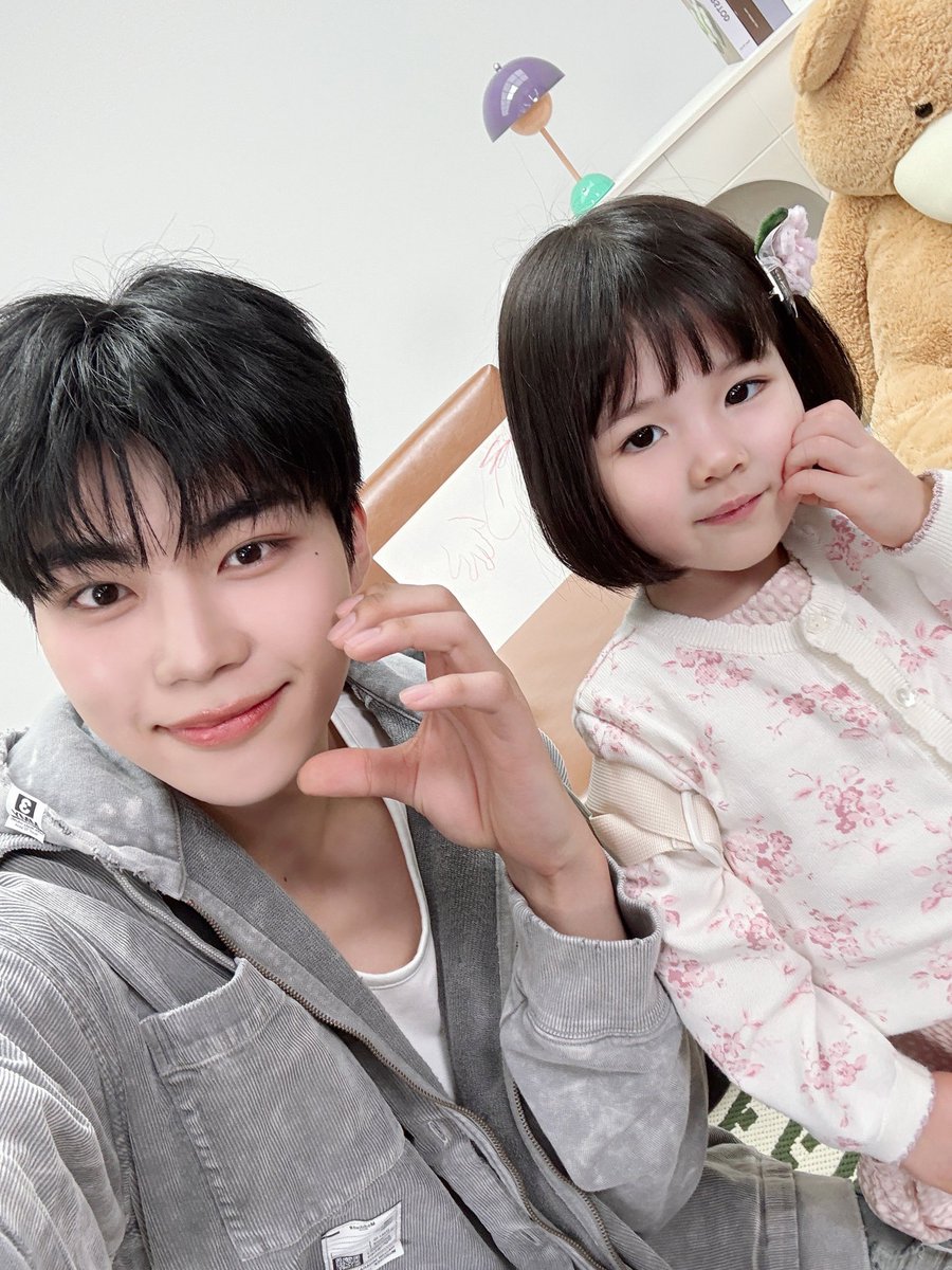 rainyhihu's tweet photo. this is like when u send ur spouse a picture of you at home with ur child whenever they are at work UYWGGWJ2IDNWKW GEONMAET AS PARENTS UUUUWGHNNGHHHGEHWUIIUDJIE https://t.co/JrpMyooinn