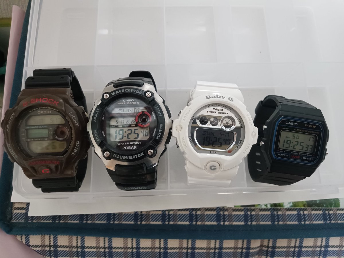 aizawa39's tweet photo. #CASIO
#casiogshock
#casiowaveceptor
#casiobabyg
#チープカシオF91w
G-SHOCKDW6100は
32年前老人ホームに
勤めて初めて買った時計。
WAVEScepterは
6100代替品で7年前購入。
BABY-G6900は
ヤフオクで500円で落札。
F91はチープカシオが流行。
それで買いました。
Tシャツに合う時計の紹介。 https://t.co/Yc8p3iCbCI