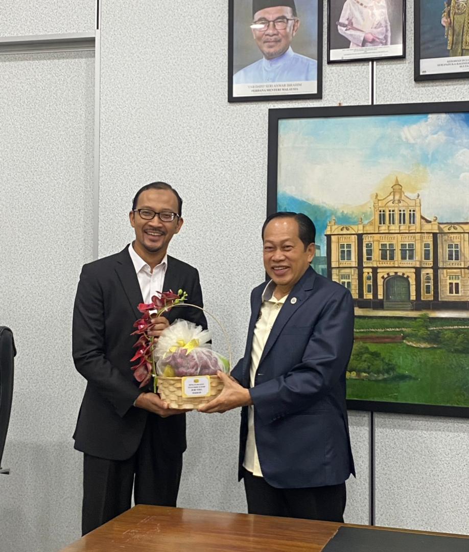 UPPPCpab's tweet photo. Kontraktor bermasalah akan dimasukkan ke pangkalan data untuk memastikan tiada lantikan ulangan di masa hadapan &amp; mengetatkan lagi penilaian kewangan kontraktor. KKR juga akan mengaplikasikan digitalisasi dan teknologi ICT dlm memantau &amp; mengatasi halangan yang timbul di tapak. https://t.co/g5fa6Tgqce