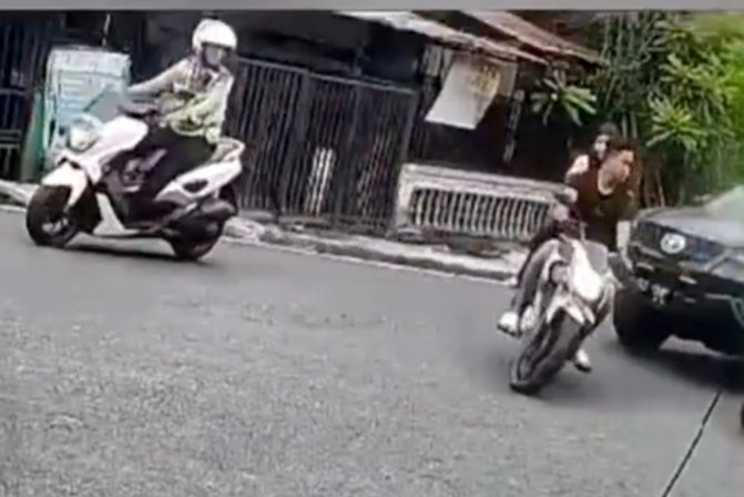 vava_cell's tweet photo. @litquids Dia udah di kejar sama pak polisi di sampingnya https://t.co/ZWmgRbu5qm