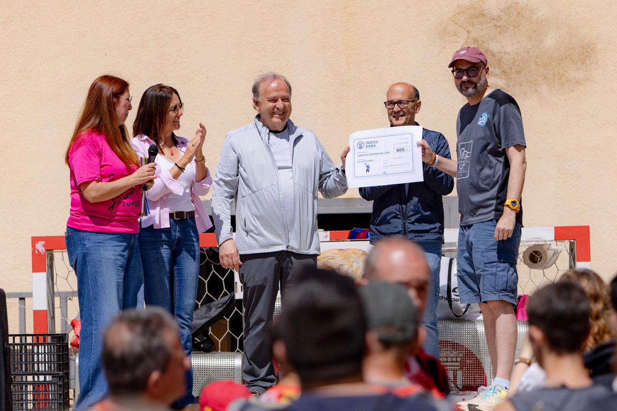 IndiesPericos's tweet photo. Indies Solidaris. Recentment, es va fer efectiu un donatiu de 600€ a la Fundació Catalana del Lupus. El passat 10 de maig es va fer entrega durant la celebració d'una marxa solidaria a Aiguafreda. #RCDE @fcp_espanyol @RCDEspanyol https://t.co/ZliqGR6Fub
