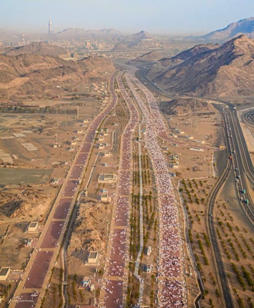NotesByABDULLAH's tweet photo. The longest walkway in the world in Makkah Al Mukarramah.. The walkway connects the holy sites starting from Arafat, passing through Muzdalifa and reaching Mina, with a length of more than 25 kilometers.

#Hajj #Hajj2026 #Hajj1447 https://t.co/gc5BHP84N9