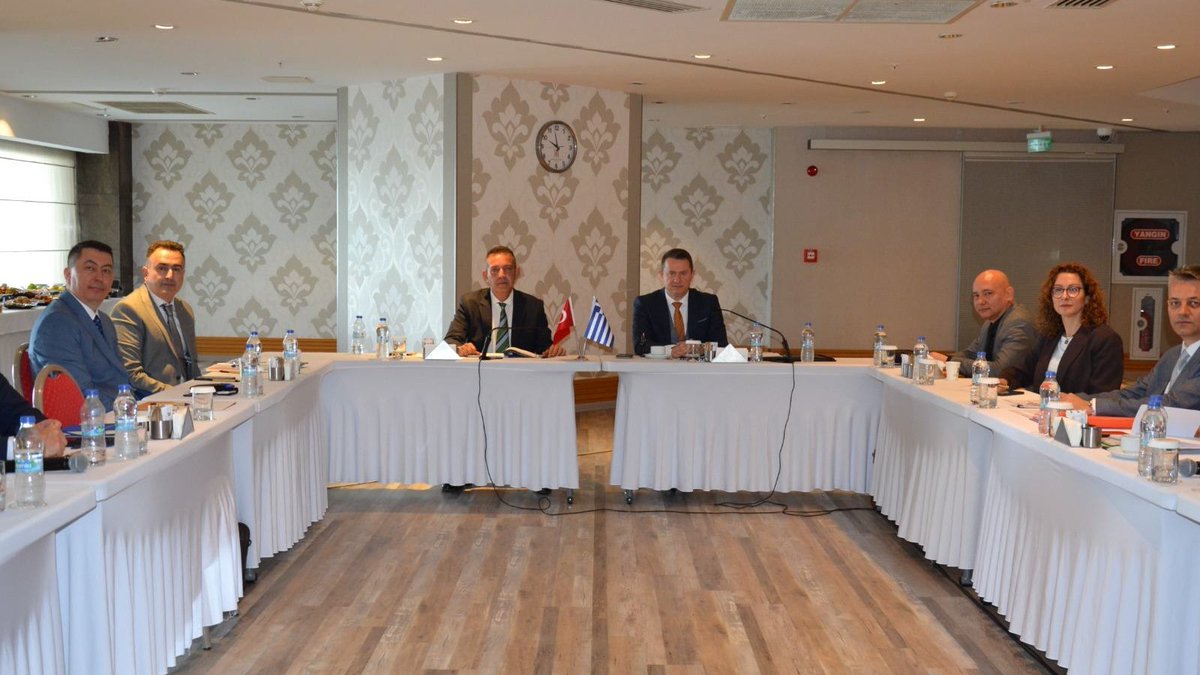 GreeceInTurkiye's tweet photo. Η ελληνοτουρκική συνεργασία στο πεδίο της θαλάσσιας ασφάλειας και της διαχείρισης των μεταναστευτικών ροών βρέθηκε στο επίκεντρο της συνάντησης των Περιφερειακών Διοικητών Αιγαίου της Ελληνικής και της Τουρκικής Ακτοφυλακής, που πραγματοποιήθηκε την Πέμπτη 14 Μαΐου στον Τσεσμέ της Τουρκίας.
Οι δύο αντιπροσωπείες συμφώνησαν να συναντηθούν εκ νέου τον ερχόμενο Σεπτέμβριο στη Λέσβο, με μέριμνα του Λιμενικού Σώματος - Ελληνικής Ακτοφυλακής.

Για περισσότερες πληροφορίες: https://t.co/XSa2q4vqdf 

14 Mayıs Perşembe günü Türkiye’nin Çeşme kentinde gerçekleştirilen Türk ve Yunan Sahil Güvenlik Ege Bölge Komutanları toplantısının odağında, deniz güvenliği ve düzensiz göç akışlarının yönetimi alanındaki Türk-Yunan iş birliği yer aldı.
İki heyet, Yunanistan Sahil Güvenliği koordinesinde önümüzdeki Eylül ayında Midilli'de yeniden bir araya gelme konusunda mutabık kaldı.