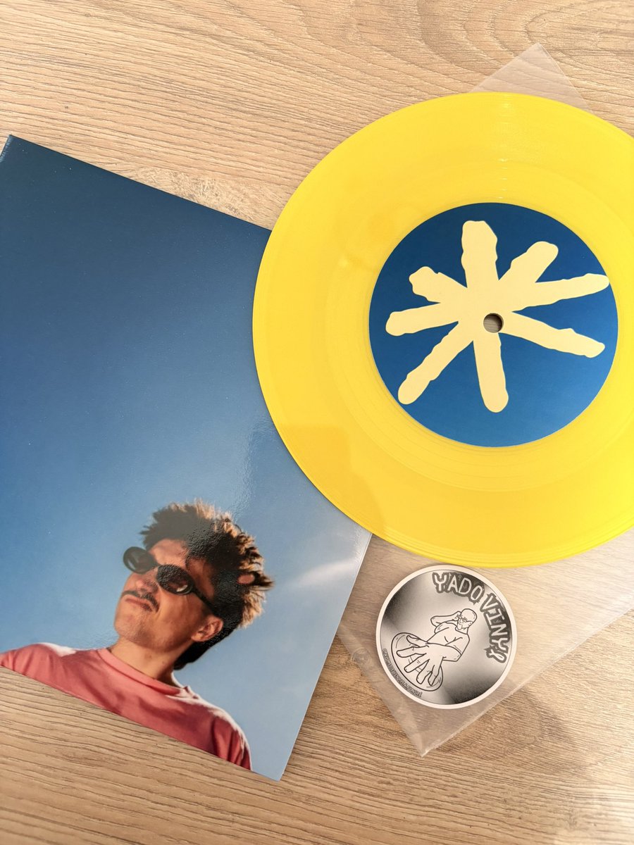 EnigmAxel_'s tweet photo. nouveau vinyle personnalisé sur Yado Vinyl 🫦 
Sales Gosses by Lowey 
#lowey #starac #léo #salesgosses
design made by @chapfey (chapfeypochettes sur insta) https://t.co/tG6jfgggJA