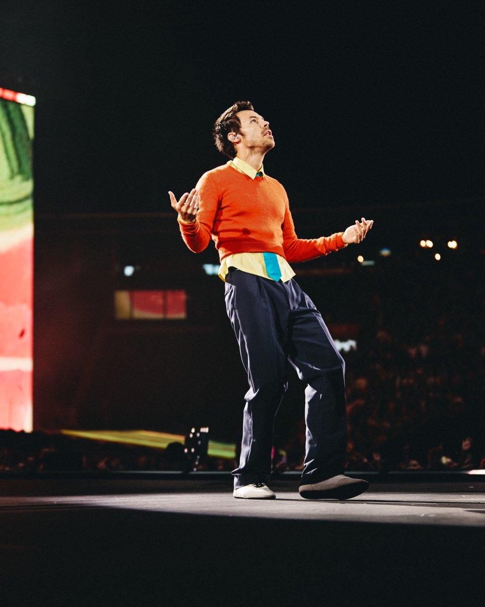 Prada's tweet photo. Harry Styles in #Prada during his show in Amsterdam on the "Together Together Tour”.
 
Harry Styles wore a tangerine wool knit layered over a lemon yellow poplin shirt, paired with a light blue silk tie and mohair grey trousers, finished with ivory Prada Collapse trainers.

#PradaPeople #HarryStyles