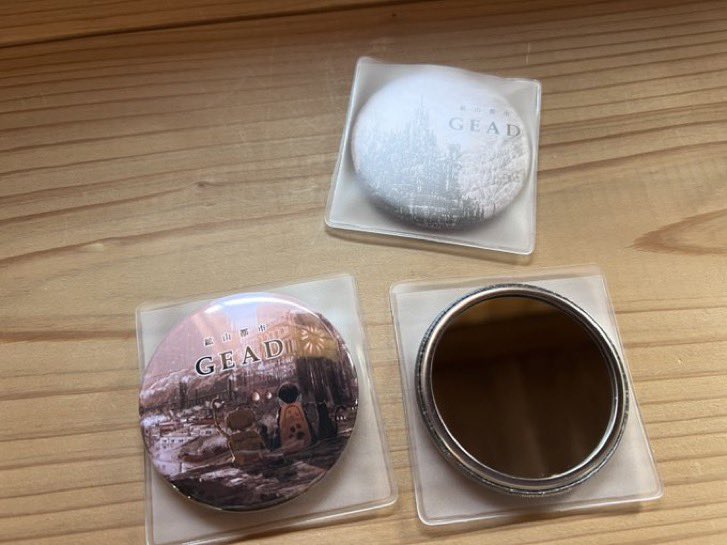 maholoba0123's tweet photo. 【数量限定ノベルティ】
デザフェスvol.63にて
GEAD作品を1万円以上お迎えいただいた方へ、
鉱山都市ギアッドの限定ミラーをプレゼント。
柄は2種類。
なくなり次第終了となります。
“物語”の記念品として、
ぜひお持ち帰りください。
#GEAD #デザフェス #スチームパンク https://t.co/QKQgcdpdWQ