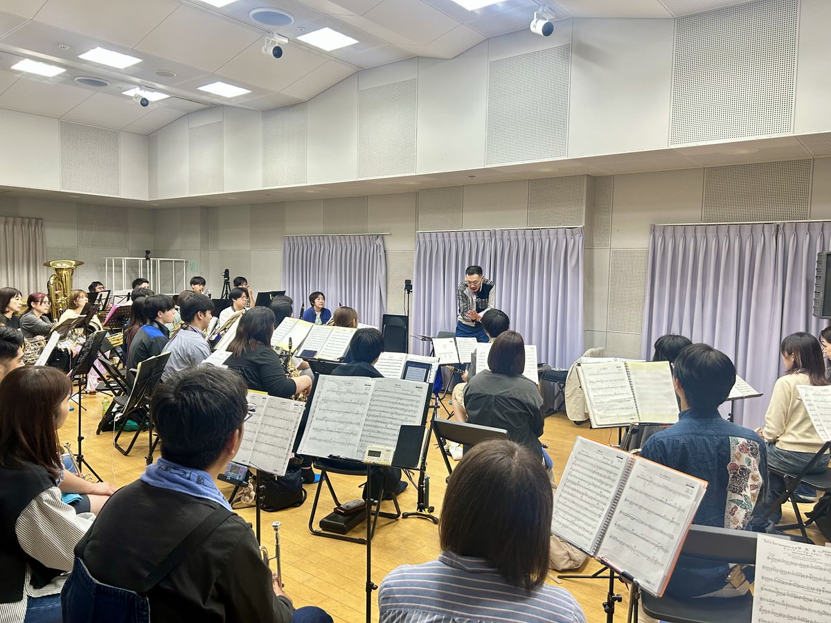 RyutaroHorie's tweet photo. 【名古屋/課題曲2徹底合奏会&ポップス特集】
随分と後回しになってしまいましたが、今年の課題曲合奏の最終会は名古屋にて星出尚志氏のガーズでした。
同時に鳴っている音が4つ以上ある和音が多い曲というのは、三和音ベースの曲とはまた別の難しさがあったりします。そして和音やコード進行も複雑になれば、その色彩感は非常に多様になります。

そのように書かれている楽曲で、和声を何も感じずに演奏するほどもったいないことはありませんし、作曲家のセンスと労力も報われません。そんなわけで必然的に和声から考えるフレージングや音楽のアプローチというものが主になった時間でした。あとはやはり、演奏にいかに気品を漂わせることができるか。このあたりを重点的に行いました。

そして夕方からはポップス特集として、いい日旅立ち、情熱大陸、ディープパープルメドレー。

誰しも歌心はあるはずなのに、楽器を通すとなぜかとっても控えめで単調な表現になってしまう。これは楽器演奏あるあるだと思います。

いかにそのシーンに自分を没入させるか。そして同じく和声の流れに想いを乗せて、少しオーバーなくらいに表現してみる。強弱に頼るのではなく、音や息の入れ込み具合を推移させ、無段階的にそれらを操ることができるかどうかがどんな音楽においても非常に大切な演奏スキルであると感じます。

いよいよ今週には私の初の一般吹奏楽団の公募が始まります。今回参加してくださった方も複数入団してくださるとのことで、継続的な取り組みができることが本当に楽しみです。引き続き各曲丁寧に読み解き、奥深い演奏を引き出せるよう勉強を続けたいと思います。