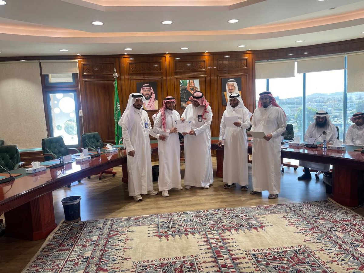 KhamesMushet's tweet photo. كرّم سعادة مدير عام التعليم بمنطقة عسير
 أ. فهد صالح عقالا
طلاب #ثانوية_خميس_مشيط_الأهلية الحاصلين على درجة 100 في القدرات، في بادرة تحفيزية تعكس دعم التميز والاحتفاء بالمبدعين.
كل الشكر والتقدير له، مع تمنياتنا لأبنائنا بمزيد من التفوق والإنجاز🌟

مدير المدرسة أ. مسفر بن لوصه https://t.co/48v98SQwuU