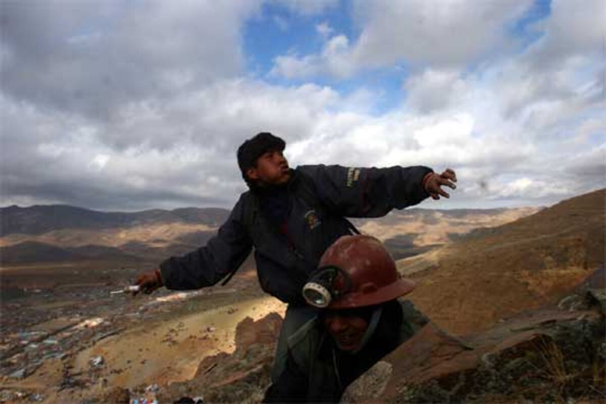 facuaguirre1917's tweet photo. Los cachorros de dinamita de los mineros y los Mauser de los Ponchos Rojos, fueron las armas del pueblo boliviano en la revolución de 1952. Hoy vuelven a aparecer. Bolivia despierta el imaginario revolucionario para barrer a la ultraderecha. https://t.co/VJcNciHKMq