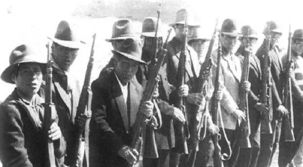 facuaguirre1917's tweet photo. Los cachorros de dinamita de los mineros y los Mauser de los Ponchos Rojos, fueron las armas del pueblo boliviano en la revolución de 1952. Hoy vuelven a aparecer. Bolivia despierta el imaginario revolucionario para barrer a la ultraderecha. https://t.co/VJcNciHKMq