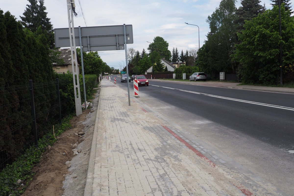 GDDKiA_Rzeszow's tweet photo. Trwa remont na #DK9 w #Kolbuszowa. Najpierw robimy chodnik – żeby było gdzie chodzić 👣, a potem bierzemy się za nawierzchnię – żeby było po czym jeździć 🚗😀 Zwracajcie uwagę na oznakowanie. Roboty planujemy zakończyć w czerwcu br.
#Podkarpacie #ŁączymyPolskę https://t.co/rRA5CJ18nU