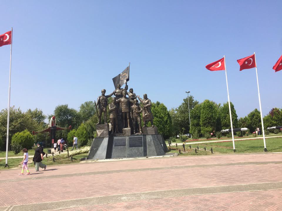 mucahithimoglu's tweet photo. 19 MAYIS 1919 – ATATÜRK’Ü ANMA, GENÇLİK VE SPOR BAYRAMI

     I. Dünya Savaşı’nın ardından Osmanlı Devleti mağlup olmuş; başta İzmir olmak üzere Anadolu’nun birçok bölgesi, Paris’te “Dörtler Konseyi” olarak anılan İngiltere, Fransa, ABD ve İtalya’nın aldığı kararlarla işgal edilmiştir.
    Ordumuzun büyük bölümü terhis edilmiş, silahlarına el konulmuş, haberleşme kaynaklarımız işgal güçlerinin kontrolüne geçmiştir. Umutların tükenmeye yüz tuttuğu bu karanlık günlerde, bağımsızlık meşalesini yakmak üzere 16 Mayıs 1919’da 9. Ordu Müfettişi, Mustafa Kemal Atatürk, Şişli’deki evinden ayrılarak Galata Rıhtımı’ndan Bandırma Vapuru ile Samsun’a doğru yola çıkmıştır.
     18 silah arkadaşı, 25 er ve erbaş ile toplam 43 kişilik heyet ve altı eğerli atla başlayan bu yolculuk, 19 Mayıs 1919’da Samsun’da tarihin akışını değiştiren ilk adım olmuştur.
    Mustafa Kemal Atatürk, silah arkadaşlarıyla birlikte kaldığı Mantıka Palas Oteli’nde şu tarihi sözü dile getirmiştir:

“Bu millet, esir yaşamaktansa ölmesi daha iyidir.”

Bu söz, Türk milletinin bağımsızlığa olan sarsılmaz inancının ve Millî Mücadele ruhunun en güçlü ifadesidir.
     Atatürk’ün “Benim doğum günüm” dediği 19 Mayıs; bağımsızlığın, özgürlüğün ve çağdaş Türkiye Cumhuriyeti’nin temellerinin atıldığı kutlu gündür. Aynı zamanda, gençliğe duyulan güvenin ve geleceğe bırakılan en büyük emanetin simgesidir.
     Bağımsızlığımızın nişanesi olan al yıldızlı bayrağımız altında; demokratik, laik ve sosyal bir hukuk devleti olarak yükselen Türkiye Cumhuriyeti’nin kuruluşuna giden yolun ilk adımı olan bu anlamlı günü büyük bir gurur ve coşkuyla kutluyoruz.
      Mustafa Kemal Atatürk’ün Türk gençliğine armağan ettiği 19 Mayıs Atatürk’ü anma, Gençlik ve Spor Bayramı’nın 107. yılını en içten duygularımla kutluyor; başta Gazi Mustafa Kemal Atatürk ve silah arkadaşları olmak üzere, vatan uğruna mücadele eden aziz şehitlerimizi ve kahraman gazilerimizi rahmet, minnet ve saygıyla anıyorum.
     Ne mutlu Türk’üm diyene!