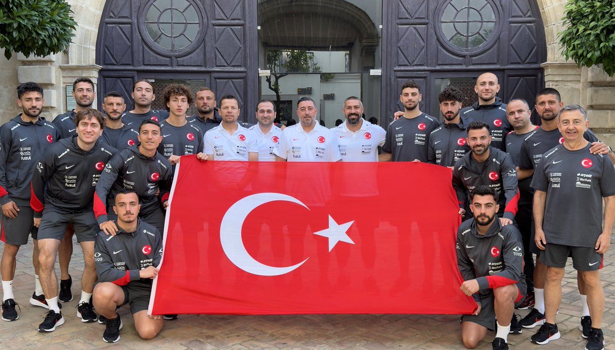 MilliTakimlar's tweet photo. Avrupa A Ligi maçları için İspanya'nın Cadiz şehrinde bulunan Plaj Futbolu Millî Takımımız, 19 Mayıs Atatürk'ü Anma, Gençlik ve Spor Bayramı'nı kutladı. 

Teknik heyet, oyuncular ve görevliler kamp merkezinde büyük bir Türk Bayrağı ile kutlama organizasyonu gerçekleştirdi.  Ay-Yıldızlılar, A Ligi ilk maçında yarın saat 16.00'da Belarus ile karşılaşacak. 21 Mayıs Perşembe günü Portekiz ile karşı karşıya gelecek olan Plaj Futbolu Millî Takımımız, gruptaki son maçını 22 Mayıs Cuma günü Çekya ile oynayacak.