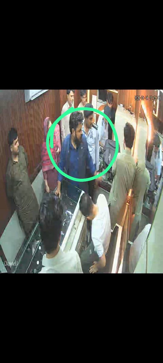 s_faisalhussain's tweet photo. ایف آئی اے کے صرافہ بازار میں ایف آئی اے کے اہلکاروں نے تاجروں کو تشدد کا نشانہ بنایا اس آپریشن کی نگرانی اسسٹنٹ ڈائریکٹر رباب کررہی تھیں اب اس کہانی کا ہولناک پہلو جانیئےاس آپریشن میں ایف آئی والے اپنے ساتھ بدمعاش لائے تھے جن ک�� مقصد تاجروں تشدد کا نشانہ بنانا تھا  نیچے تصویر جس شخص کی تصویر پر گول دائرہ بناہوا ہے یہ ایک آفیسر کا زاتی ملازم ہے اس کو صرف تشدد کروانے کے لیے لایا گیا تھا کیا خاتون آفیسر جن کی نگرانی میں تشدد ہورہا تھا اور وہ آفیسر جس نے اپنے نجی ملازم بھیجے کیا ان کے خلاف کوئی کارروائی ہوگی ؟ کیا اب تاجروں کو افسران زاتی ملازمین سے تشدد کرائیں گے ؟کراچی میں کاروبار کرنا بھی مشکل بنادیا گیا ہےاس لیے لوگ کہتے ہیں کہ ہمیں #بااختیار_کراچی چاہیے