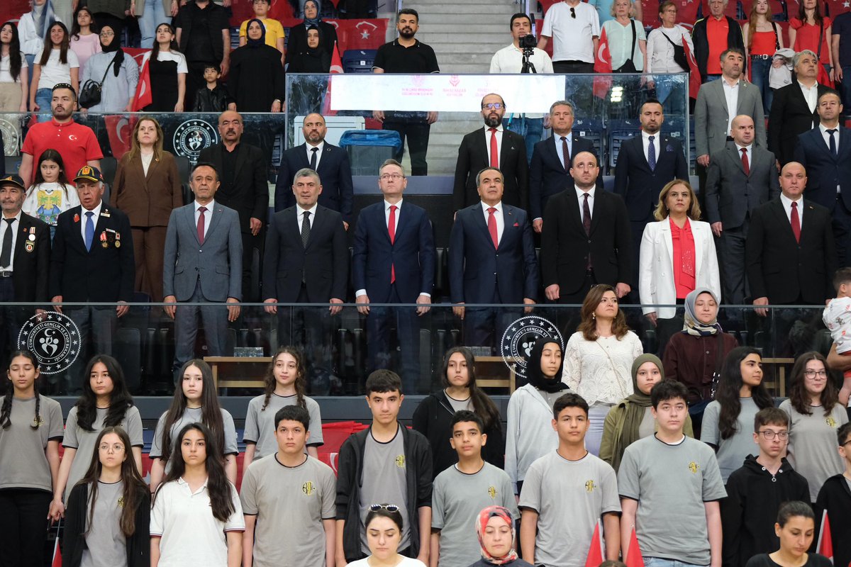 abalin's tweet photo. 19 Mayıs Atatürk’ü Anma, Gençlik ve Spor Bayramı kapsamında düzenlenen kutlama törenine katılarak gençlerimizin heyecanına ortak olduk.

Aziz milletimizin bağımsızlık mücadelesinin sembolü olan bu anlamlı günün ruhunu yaşatan tüm gençlerimizi gönülden tebrik ediyor; istiklal mücadelemizin bütün kahramanlarını rahmet ve minnetle yâd ediyoruz.

#TürkiyeYüzyılı’nı gençlerimizle birlikte inşa etmeye devam edeceğiz.