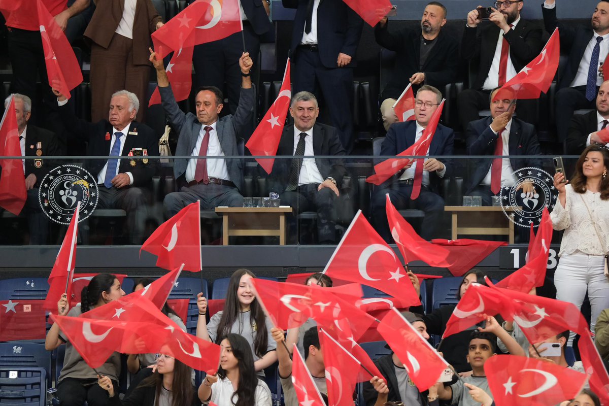 abalin's tweet photo. 19 Mayıs Atatürk’ü Anma, Gençlik ve Spor Bayramı kapsamında düzenlenen kutlama törenine katılarak gençlerimizin heyecanına ortak olduk.

Aziz milletimizin bağımsızlık mücadelesinin sembolü olan bu anlamlı günün ruhunu yaşatan tüm gençlerimizi gönülden tebrik ediyor; istiklal mücadelemizin bütün kahramanlarını rahmet ve minnetle yâd ediyoruz.

#TürkiyeYüzyılı’nı gençlerimizle birlikte inşa etmeye devam edeceğiz.
