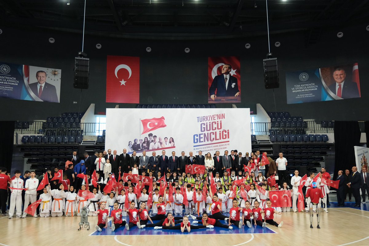 abalin's tweet photo. 19 Mayıs Atatürk’ü Anma, Gençlik ve Spor Bayramı kapsamında düzenlenen kutlama törenine katılarak gençlerimizin heyecanına ortak olduk.

Aziz milletimizin bağımsızlık mücadelesinin sembolü olan bu anlamlı günün ruhunu yaşatan tüm gençlerimizi gönülden tebrik ediyor; istiklal mücadelemizin bütün kahramanlarını rahmet ve minnetle yâd ediyoruz.

#TürkiyeYüzyılı’nı gençlerimizle birlikte inşa etmeye devam edeceğiz.
