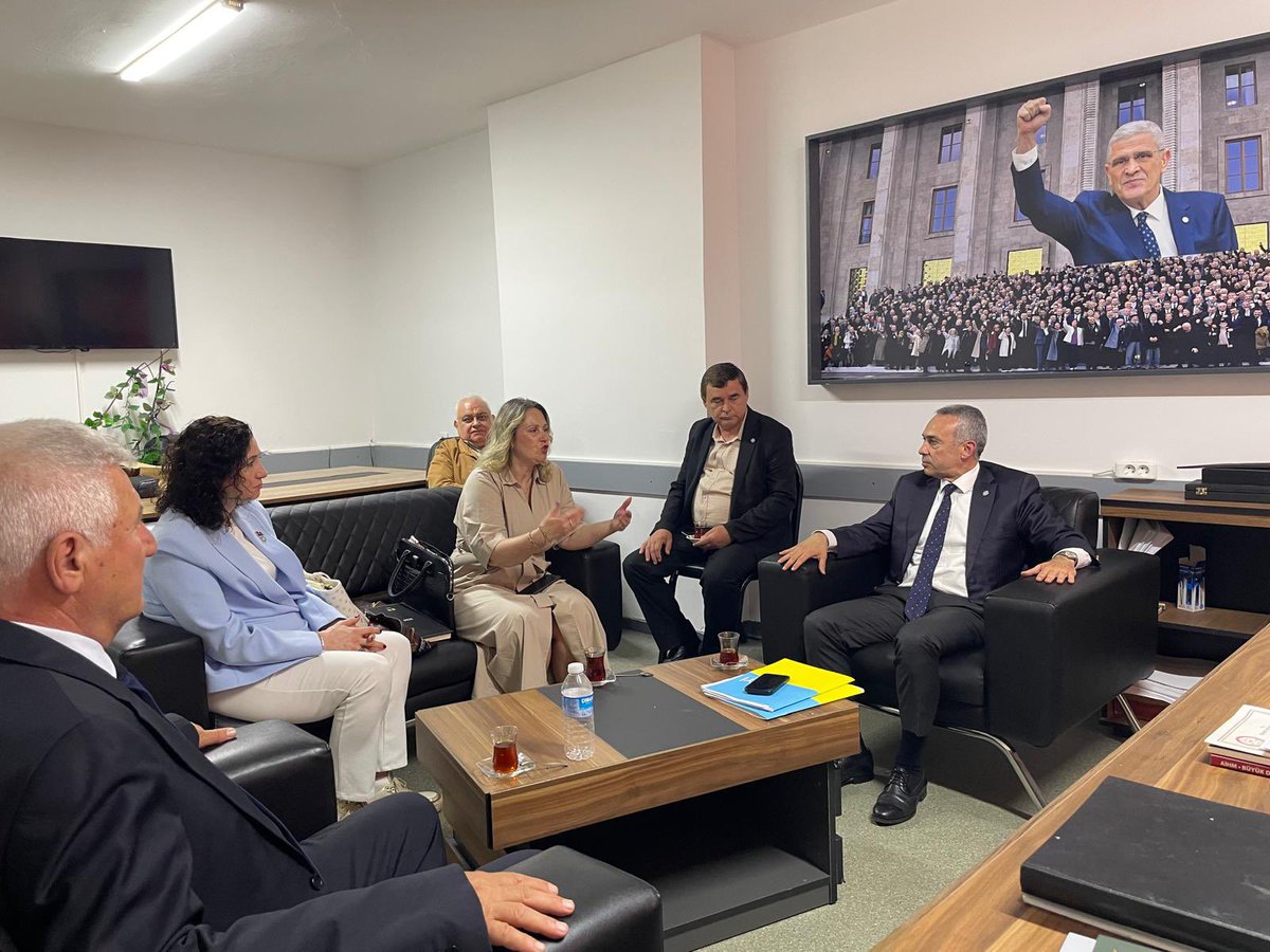 ilkeronelcomtr's tweet photo. 📍 Dün akşam 3. Bölge Ekonomi ve Kalkınma Politika Başkanlarımız ile son derece verimli bir toplantı gerçekleştirdik.

🤝 Başta İstanbul İl Başkanlığı Kalkınma Politikaları Başkanlığımız ve Bahçelievler İlçe Başkanlığımız olmak üzere, toplantımıza katılım sağlayan tüm kıymetli başkanlarımıza teşekkür ediyorum.

🇹🇷 Türkiye’nin yarınlarını; sahadan kopmadan, milletimizin beklentilerini dinleyerek ve ortak aklı büyüterek inşa edeceğiz. Teşkilat mensubu arkadaşlarımızla birlikte; üretimin güçlendiği, gençlerimizin geleceğe umutla baktığı ve Türk milletinin hak ettiği refah seviyesine ulaştığı bir Türkiye için kararlılıkla çalışmaya devam edeceğiz.

@iyiparti 
@iyiparti_34 
@MDervisogluTR 
@55erhanusta 
@BahcelievlerIyi