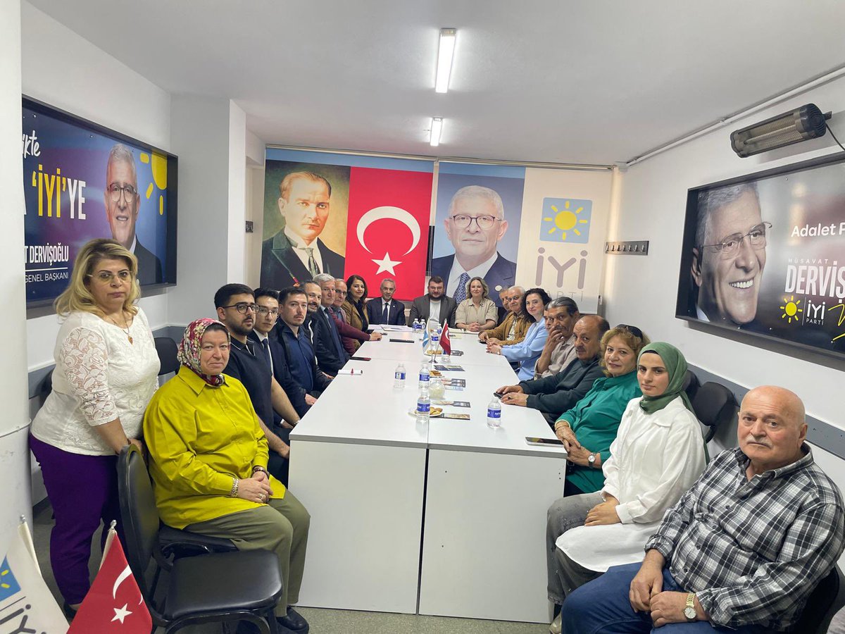 ilkeronelcomtr's tweet photo. 📍 Dün akşam 3. Bölge Ekonomi ve Kalkınma Politika Başkanlarımız ile son derece verimli bir toplantı gerçekleştirdik.

🤝 Başta İstanbul İl Başkanlığı Kalkınma Politikaları Başkanlığımız ve Bahçelievler İlçe Başkanlığımız olmak üzere, toplantımıza katılım sağlayan tüm kıymetli başkanlarımıza teşekkür ediyorum.

🇹🇷 Türkiye’nin yarınlarını; sahadan kopmadan, milletimizin beklentilerini dinleyerek ve ortak aklı büyüterek inşa edeceğiz. Teşkilat mensubu arkadaşlarımızla birlikte; üretimin güçlendiği, gençlerimizin geleceğe umutla baktığı ve Türk milletinin hak ettiği refah seviyesine ulaştığı bir Türkiye için kararlılıkla çalışmaya devam edeceğiz.

@iyiparti 
@iyiparti_34 
@MDervisogluTR 
@55erhanusta 
@BahcelievlerIyi