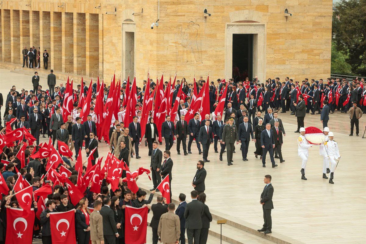 gsb_eak's tweet photo. Ümidimiz gençliktedir!

Bu nesil; hayalleriyle, cesaretiyle, fedakarlığıyla, sorumluluk duygusuyla bugünün ve yarının lideridir, iz bırakacaktır!

Dün emanetti, bugün sorumluluk, yarın umut…

19 Mayıs Atatürk'ü Anma, Gençlik ve Spor Bayramımız kutlu olsun! 🇹🇷

@OA_BAK 
@gencliksporbak 
@GenclikRadyosu
