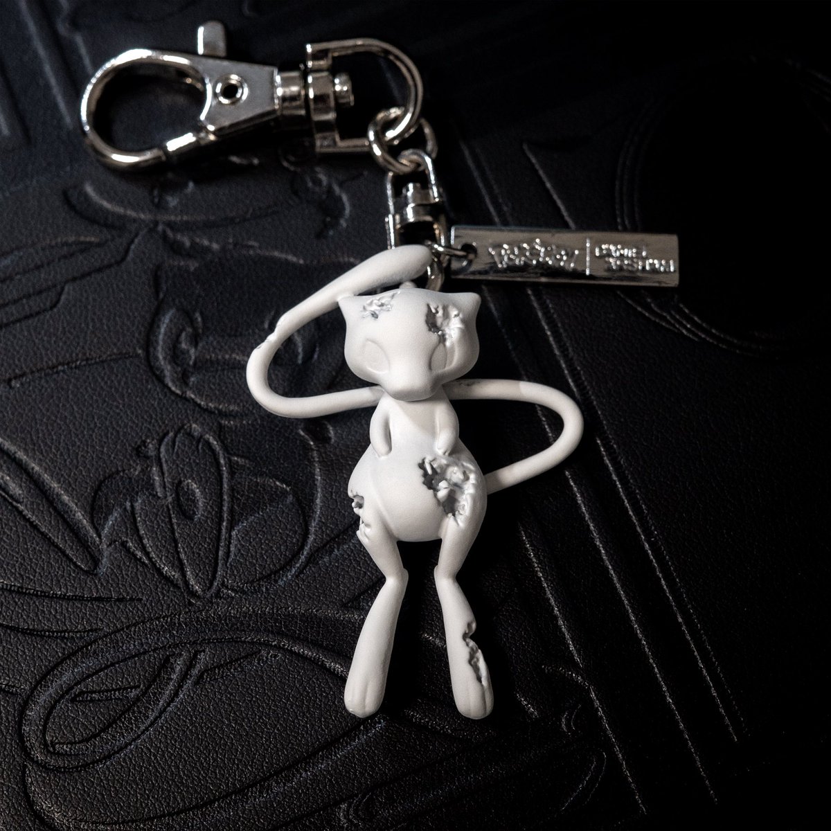 Daniel Arsham×Pokemon Mew KEY CHAIN ミュウ Mew keychain by @DanielArsham 🕊️