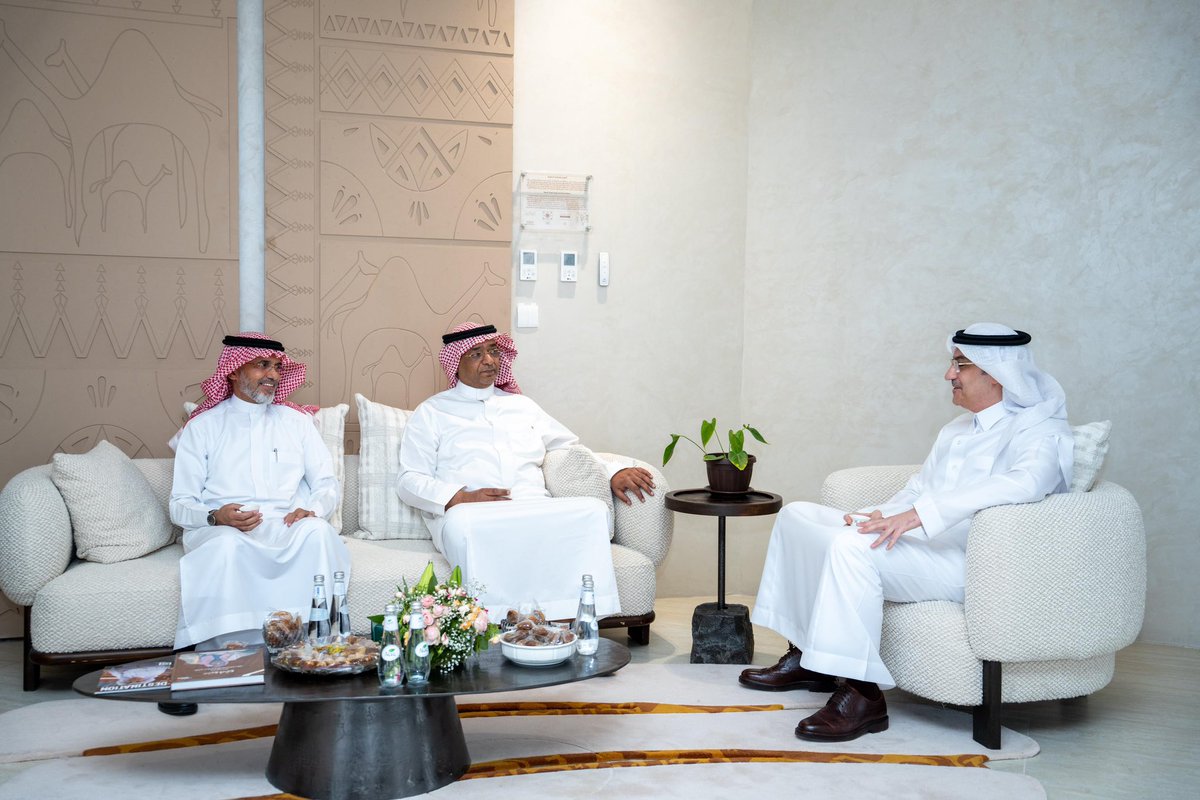 YNBNow's tweet photo. تطوير "السياحة الريفية" بـ #ينبع_النخل..

في إطار تعزيز الشراكات لتنمية الوجهات السياحية الواعدة، استقبل الرئيس التنفيذي لشركة دان  أ. عبدالرحمن أبا الخيل، رئيس مجلس إدارة #غرفة_ينبع م. فهد العلي، والأمين العام م. عبدالعزيز الحداد.

وجرى خلال اللقاء مناقشة آفاق التعاون في نمو وتطوير "السياحة الريفية" بينبع النخل، والعمل على تعظيم الاستفادة من ميزاتها التنافسية ومقوماتها الطبيعية الغنية، بما يسهم في تحويلها إلى مركز جذب رئيسي للزوار والهواة، ويدعم مستهدفات القطاع السياحي بالمملكة والتنمية الاقتصادية المحلية.

وتُعد شركة دان إحدى شركات صندوق الاستثمارات العامة، والمتخصصة في تطوير السياحة الريفية والبيئية والوجهات الجبلية بالمملكة