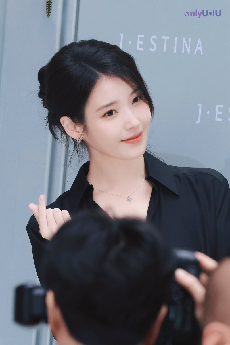 onlyIUcn's tweet photo. onlyU独家-260511 IU x J.estina快闪店活动饭拍
距离上次见面已经过去24小时了

【by.nini】
#IU #아이유 https://t.co/evfQrant2c