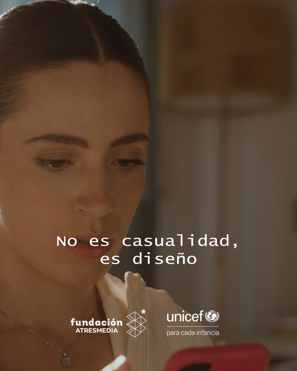 FundATRESMEDIA's tweet photo. ⚠️ Quien decide tu pantalla, define tu realidad.
Los algoritmos no solo muestran contenido: también influyen en tus decisiones, hábitos y comportamientos.
Exige un #AlgoritmoSeguroYa.

Una campaña de Fundación Atresmedia y @unicef_es 

Leer más: https://t.co/7aIJQVWypb ◀️ https://t.co/g1GSZ4GmtL
