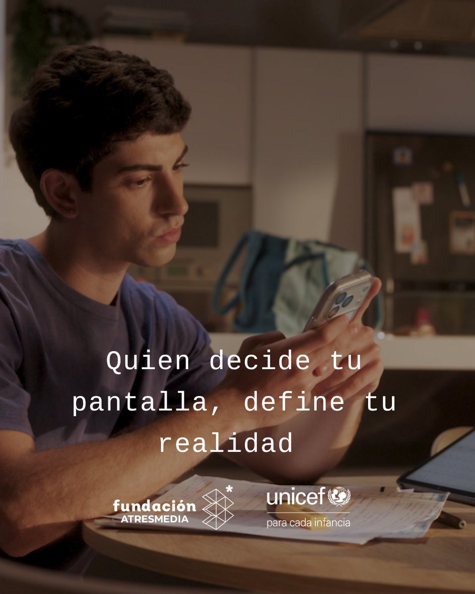 FundATRESMEDIA's tweet photo. ⚠️ Quien decide tu pantalla, define tu realidad.
Los algoritmos no solo muestran contenido: también influyen en tus decisiones, hábitos y comportamientos.
Exige un #AlgoritmoSeguroYa.

Una campaña de Fundación Atresmedia y @unicef_es 

Leer más: https://t.co/7aIJQVWypb ◀️ https://t.co/g1GSZ4GmtL