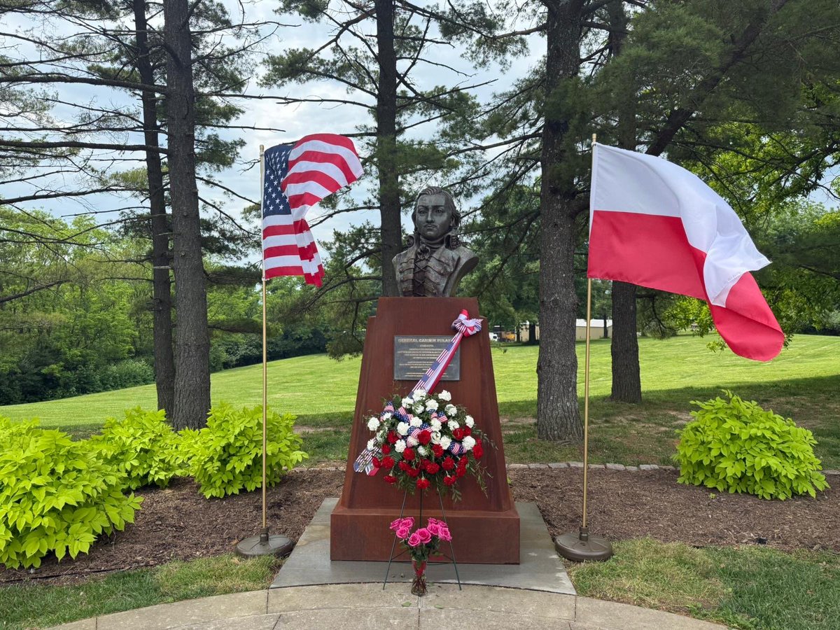 kultura_gov_pl's tweet photo. Odsłoniliśmy pomnik gen. Kazimierza Pułaskiego w St. Louis w Stanach Zjednoczonych.

W Jefferson Barracks Park w St. Louis stanął pomnik gen. Kazimierza Pułaskiego, dowódcy i bohatera wojny o niepodległość Stanów Zjednoczonych. W uroczystości odsłonięcia pomnika wziął udział @Krawczyk__Marek, podsekretarz stanu w Ministerstwie Kultury i Dziedzictwa Narodowego. Pomnik powstał z inicjatywy Wojciecha Golika, konsula honorowego RP w St. Louis. Założeniem projektu było stworzenie miejsca, w którym Polonia będzie mogła wspólnie celebrować święta narodowe.

„Polaków i Amerykanów od lat łączy szczególna więź. Nasi rodacy odegrali znaczącą rolę w walce o niepodległość Stanów Zjednoczonych, której 250. rocznicę obchodzimy w tym roku. Dzisiejsza uroczystość odsłonięcia pomnika wybitnego dowódcy – generała Kazimierza Pułaskiego – jest symbolicznym upamiętnieniem jednego z bohaterów tej historii. O znaczeniu tej postaci świadczy nie tylko nadany mu pośmiertnie w 2009 roku tytuł Honorowego Obywatela Stanów Zjednoczonych, ale również liczne pomniki, ulice i place noszące jego imię, obecne niemal w każdym stanie. Od prawie 90 lat w Nowym Jorku odbywa się też Parada Pułaskiego, która – obok obchodów Dnia Świętego Patryka – jest jednym z największych świąt etnicznych w Stanach Zjednoczonych.” – mówił Marek Krawczyk

więcej informacji na stronie: 
https://t.co/v36xRAHFX8