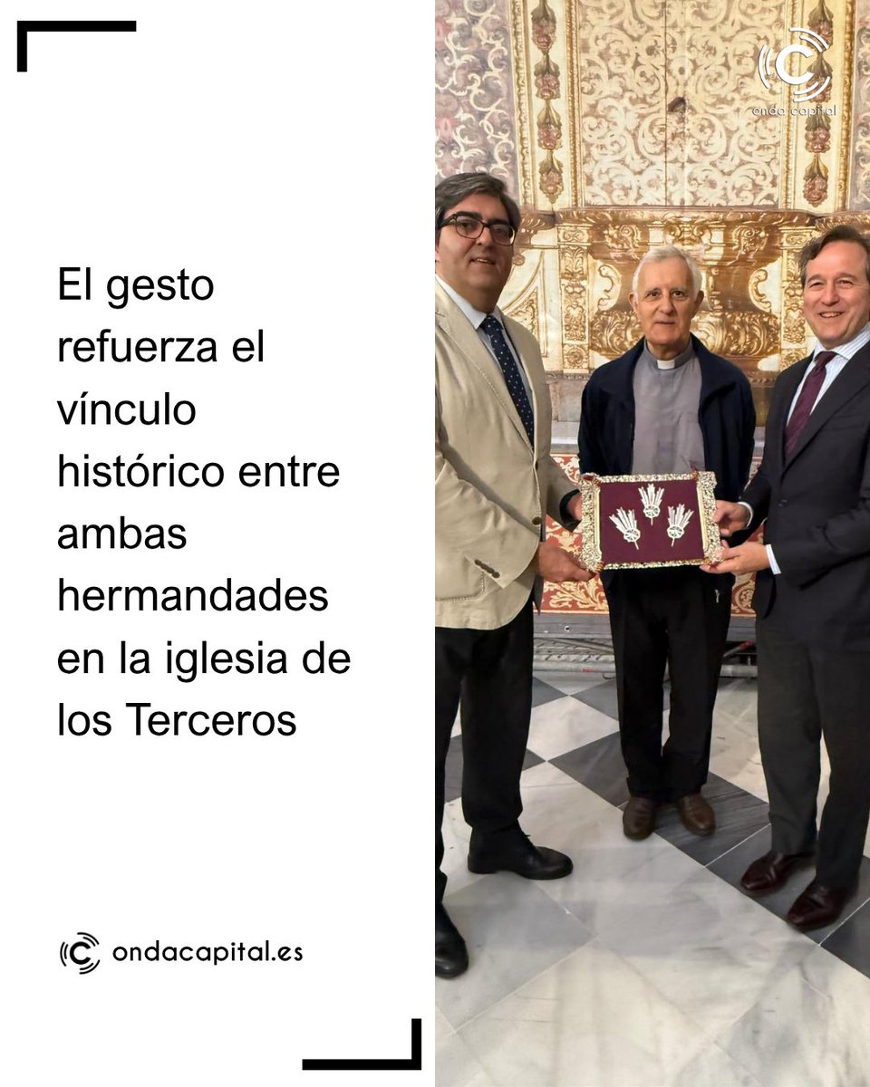 ondacapitalfm's tweet photo. La Hermandad del Amor ha tenido un detalle muy especial con la Hermandad de la Cena en la iglesia de los Terceros, donde ha hecho entrega de un juego de potencias plateadas donadas por hermanos de la corporación.
#lacena #elamor #obbsequio #tdscofrade #cofradias https://t.co/zn8VTsUJJm