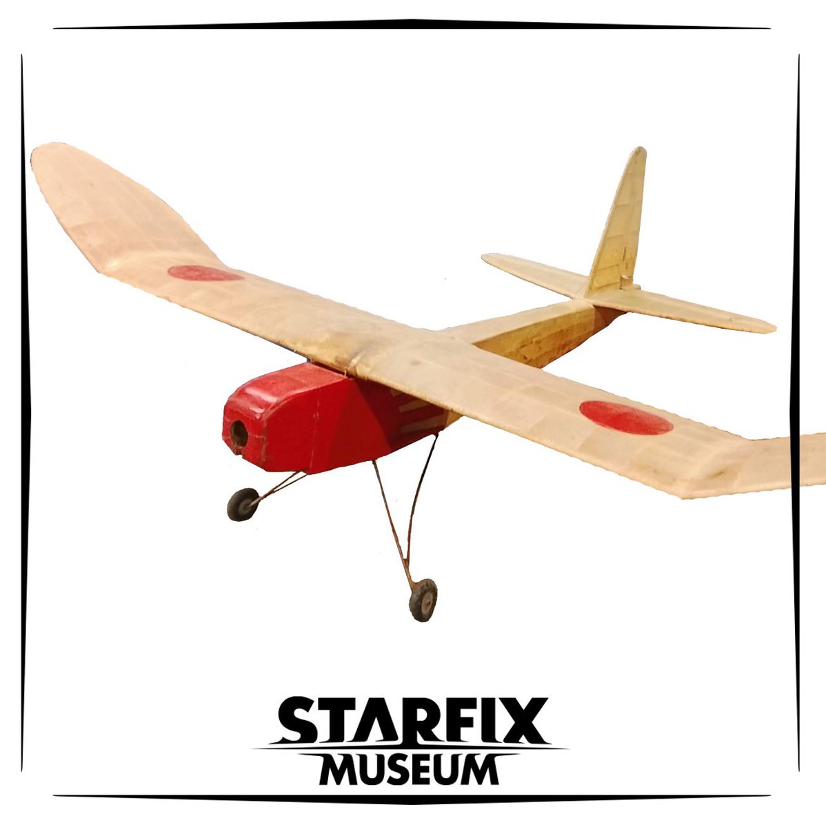 StarfixMuseum's tweet photo. 🇫🇷 Objet emblématique des collections du Starfix Museum.

L’avion en balsa utilisé par Jim @TheOfficialBale dans L’Empire du Soleil de #StevenSpielberg 

Un fragile symbole d’enfance, d’espoir et d’imagination au cœur de la guerre.

Une pièce rare de l’histoire du cinéma. https://t.co/IrsBMUpSfs