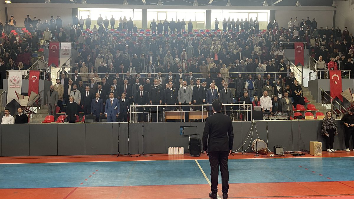 TC_TOSYA's tweet photo. Kaymakamımız Sayın Timur BÜYÜKÇE,

19 Mayıs Atatürk'ü Anma Gençlik ve Spor Bayramı kutlamaları kapsamında Mehmet Erkaragülle Kapalı Spor Salonunda düzenlenen programa katıldı. https://t.co/WUacrVAMkT