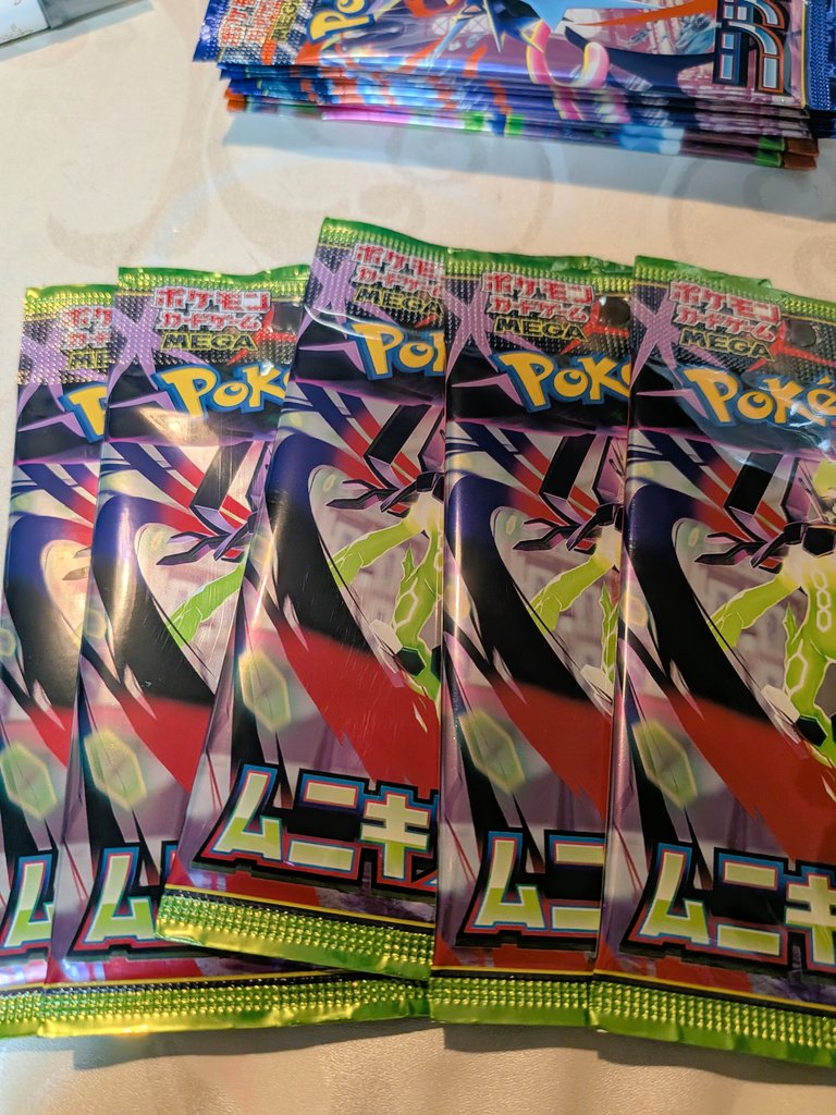 5パック開けちゃった(*ﾉ>ᴗ<)ﾃﾍｯ✧ キラカードは2枚かな？ つよいの