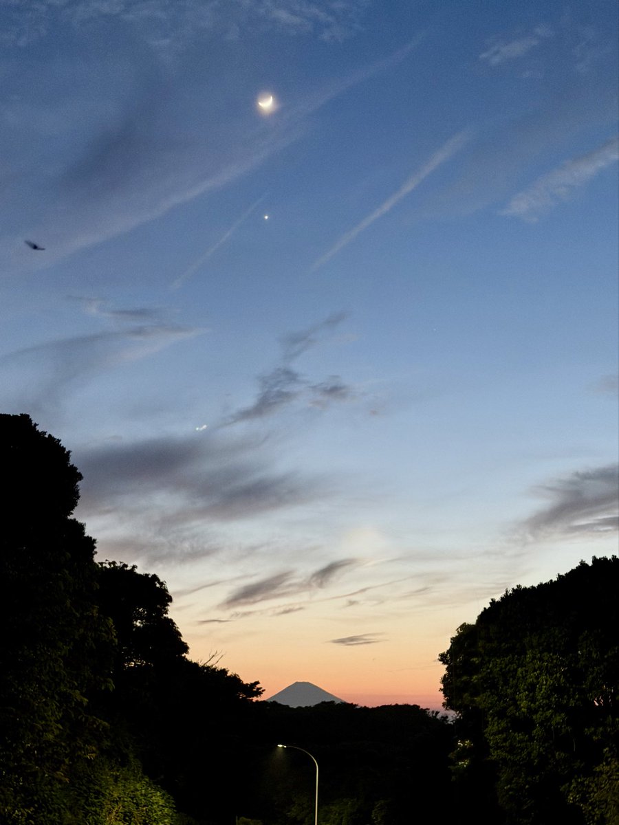 kochimi's tweet photo. 三日月と金星と富士山 https://t.co/4sR4lhEBfM