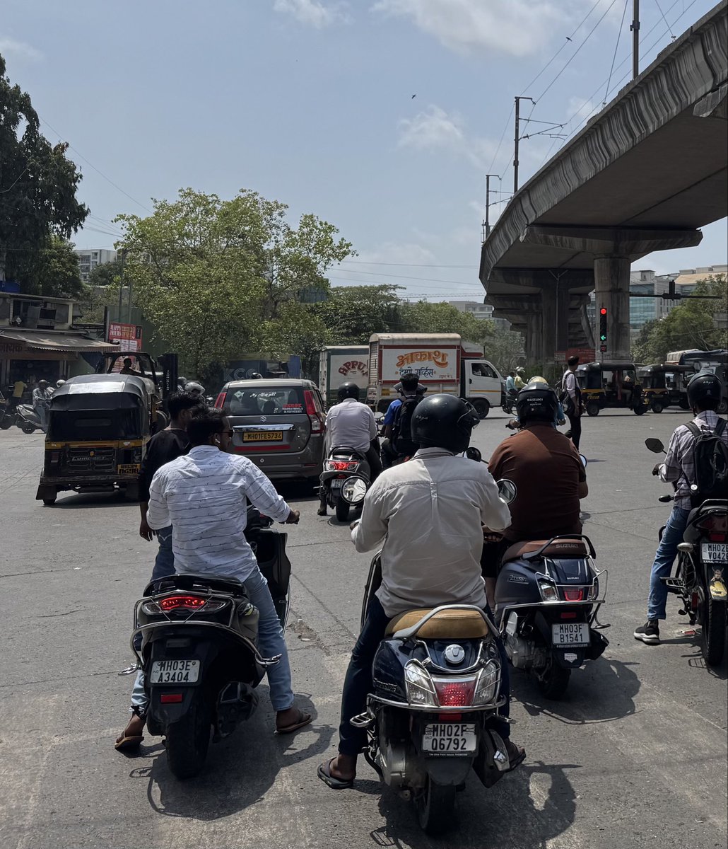 subhashjaindk's tweet photo. @MTPHereToHelp Vehicles standing ahead of zebra crossing ..signal is still red…sakinaka signal..Mumbai https://t.co/78ErwostCZ