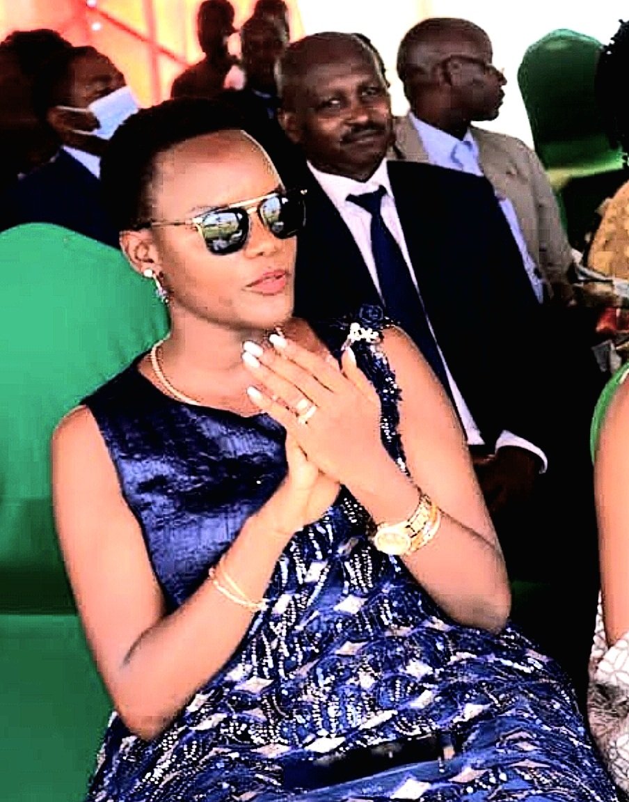urwaruka's tweet photo. Nommination de Mme @nancymutoni à la tête du bureau en charge de l'information, de la communication et du porte-parolat du Président de la République @GeneralNeva.

L’équipe de @urwaruka la félicite et lui souhaite plein succès dans ses nouvelles fonctions.

#InspiringYouthDaily https://t.co/nJB4Hgci1f
