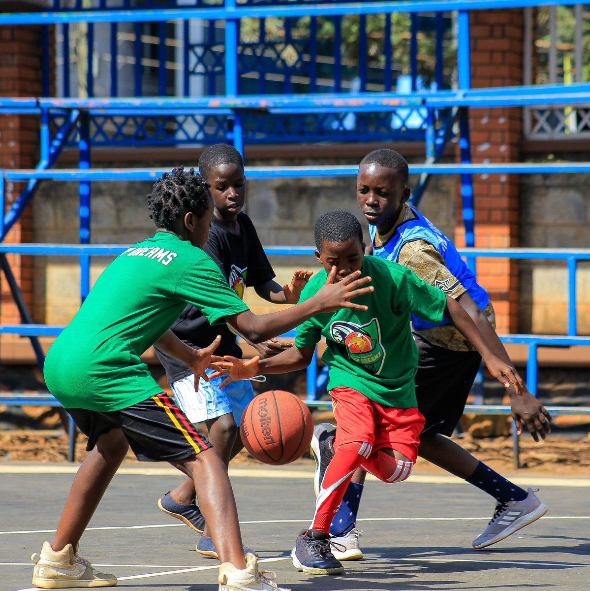 iCARReIntl's tweet photo. He can and he will🏀👌

#iCARReBadketball Free Holiday Training Camp
📍YMCA, Wandegeya

#HoopDreamz https://t.co/WiAhnDiZGA