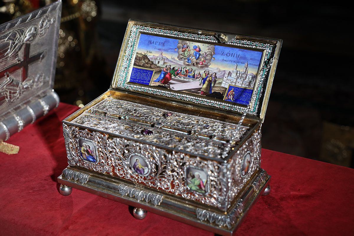 ☦️One of the greatest relics of the Orthodox Christian world, the Holy Belt of the Most Holy Theotokos has arrived in Belgrade, Serbia.
🇷🇸The relic was welcomed by @predsednikrs - @avucic and the Patriarch of the Serbian Orthodox Church Porfirije.
Today, during the Ascension