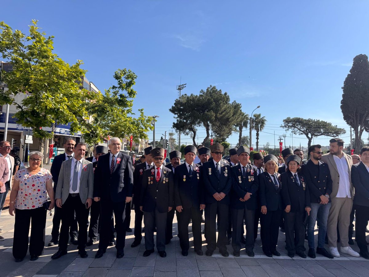 bucamilliegitim's tweet photo. “19 Mayıs Atatürk’ü Anma, Gençlik ve Spor Bayramı kapsamında Demokrasi Meydanı’nda, İlçe Milli Eğitim Müdürümüz Sayın Fikret YILMAZ ve ilçe protokolünün katılımıyla Çelenk Sunma Töreni gerçekleştirildi.” 

@izmirilmem 
@tcmeb https://t.co/KIch4OPfjb