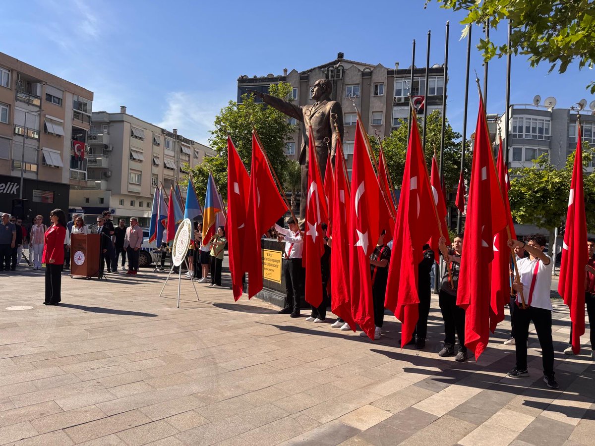 bucamilliegitim's tweet photo. “19 Mayıs Atatürk’ü Anma, Gençlik ve Spor Bayramı kapsamında Demokrasi Meydanı’nda, İlçe Milli Eğitim Müdürümüz Sayın Fikret YILMAZ ve ilçe protokolünün katılımıyla Çelenk Sunma Töreni gerçekleştirildi.” 

@izmirilmem 
@tcmeb https://t.co/KIch4OPfjb