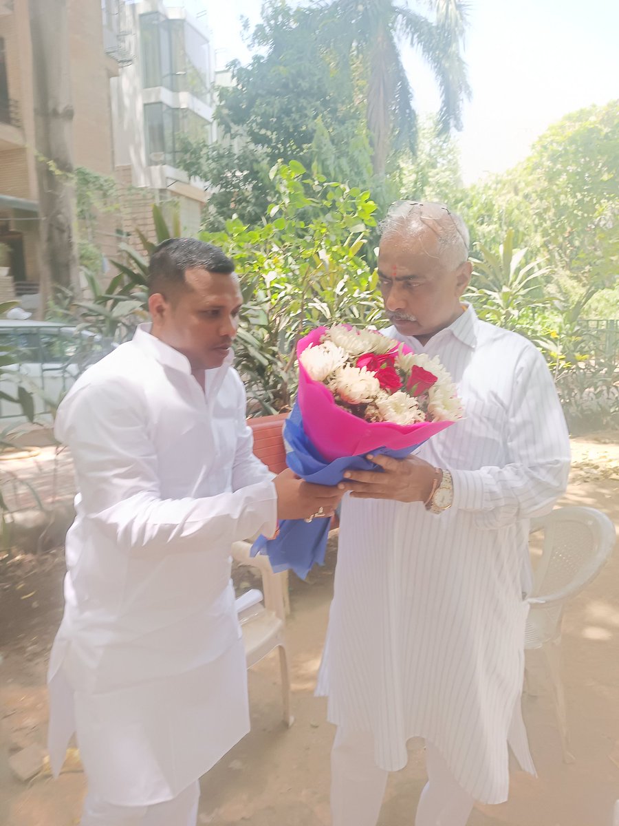 AjitYadav_Neta's tweet photo. आज नई दिल्ली में भाजपा के पूर्व राष्ट्रीय संगठन महामंत्री श्री #संजय_विनायक_जोशी साहब जी से शिष्टाचार भेंट मुलाकात किये और आशीर्वाद लिए! 
#bihar #NDA #sanjayvinaykjoshi #BJP #flowers https://t.co/eoEvfASNOd