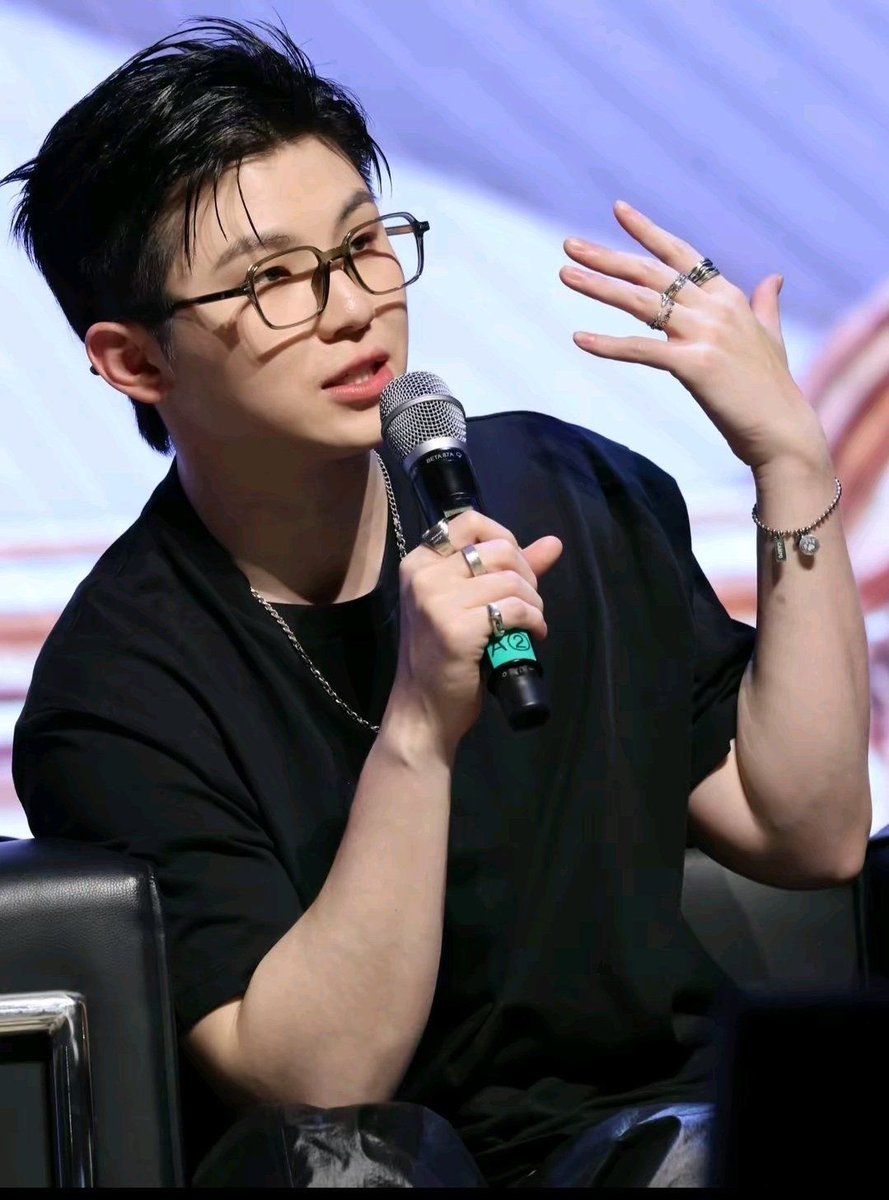 뉴april tweet media