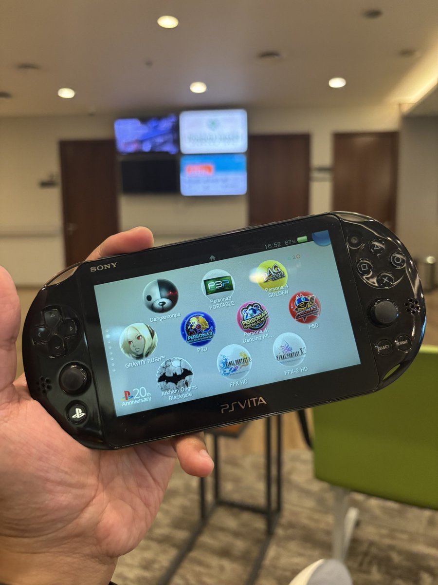 tguhh's tweet photo. Sejak beli 12 tahun yang lalu sampai sekarang PS Vita masih jadi handheld console yang paling cantik dan elegan buat gw. Cakep banget. https://t.co/cPQE3OZDCW