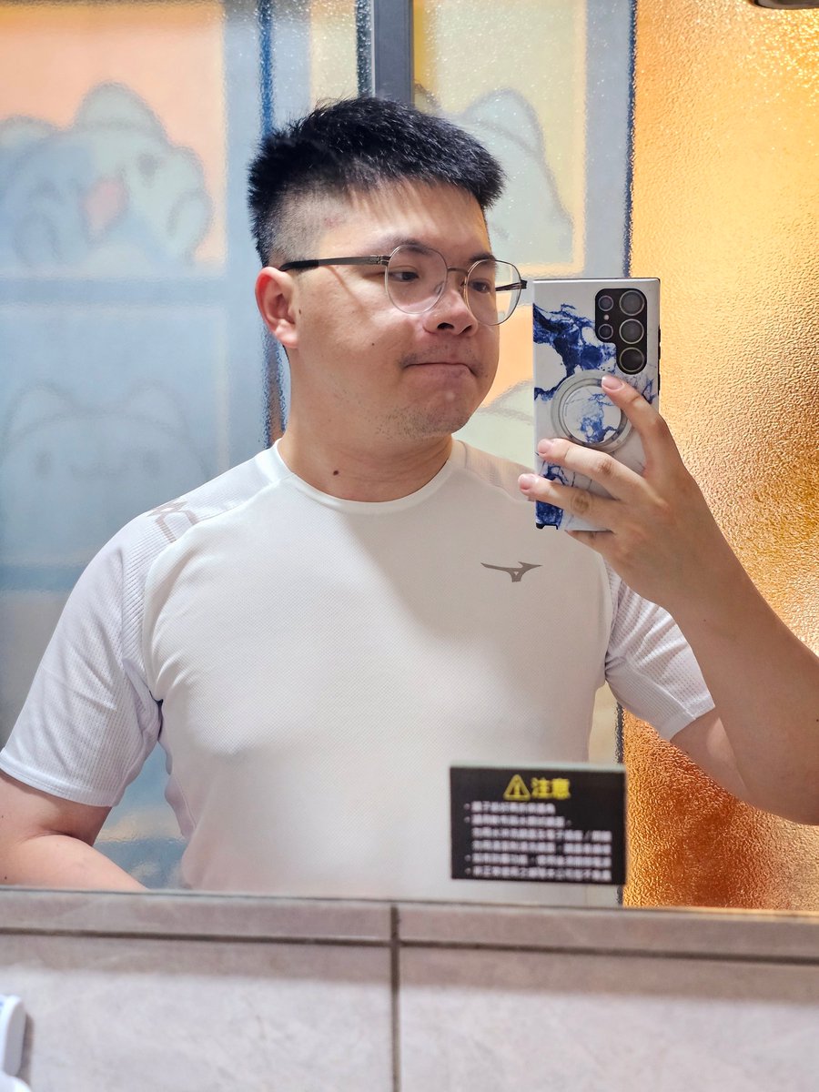 Ryanmu2000's tweet photo. 好喜歡這件Mizuno的運動服
但之前買太小件有點貼身🫣 https://t.co/ay3SeN7CyZ
