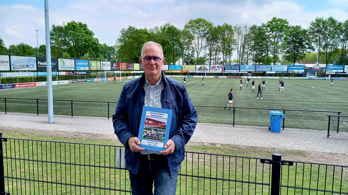 vvSEH's tweet photo. 💙🤍Onze clubarchivaris én oud-voorzitter Barend de Ruiter heeft weer iets heel moois gemaakt: een derde boek over de geschiedenis van SEH, de Eeuwlander Kronieken.

De voorinschrijving is geopend! Meer info @ https://t.co/a9lMNt3fPV

#historie #belangrijk #rt #heerde #wijzijnseh https://t.co/dDw0xx53Cq